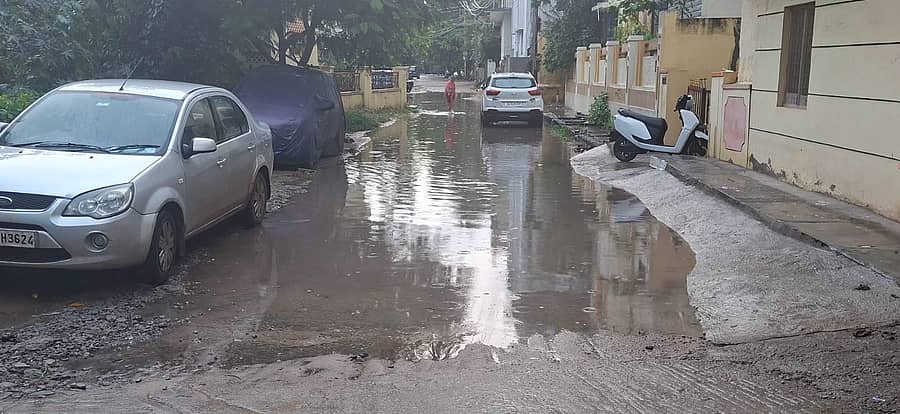 ಸಿರುಗುಪ್ಪದಲ್ಲಿ ಭಾನುವಾರ ಸುರಿದ ಮಳೆಯಿಂದಾಗಿ ಸದಾಶಿವ ನಗರದೊಳಗಿನ ಮಾರ್ಗಗಳಲ್ಲಿ ಮಳೆನೀರು ಸಂಗ್ರಹವಾಯಿತು