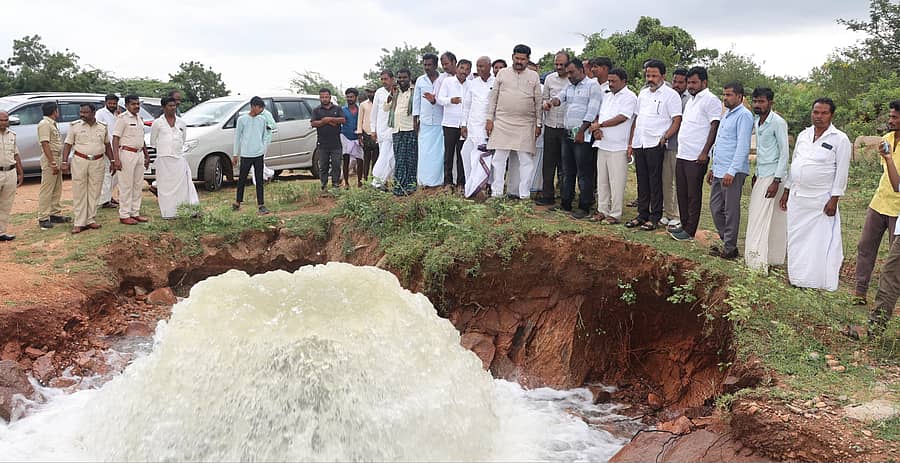 <div class="paragraphs"><p>ಕನಕಗಿರಿ ಸಮೀಪದ ಗೌರಿಪುರ ಗ್ರಾಮದ ಕೆರೆಗೆ ಜಿಲ್ಲಾ ಉಸ್ತುವಾರಿ ಸಚಿವ ಶಿವರಾಜ ತಂಗಡಗಿ ಭಾನುವಾರ ಭೇಟಿ ನೀಡಿದರು.</p></div>