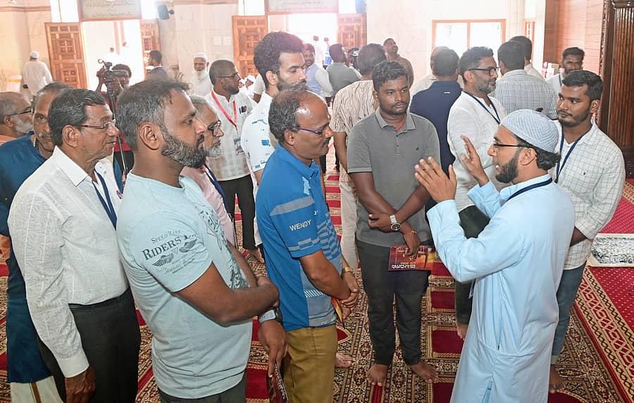 <div class="paragraphs"><p>ಮಂಗಳೂರಿನ ಕುದ್ರೋಳಿಯ ಜಾಮೀಯ ಮಸೀದಿಗೆ ಭಾನುವಾರ ಭೇಟಿ ನೀಡಿದವರಿಗೆ ಸ್ವಯಂಸೇವಕರು ಮಸೀದಿ ಹಾಗೂ ಮುಸ್ಲಿಮರ ಆಚರಣೆಗಳ ಕುರಿತು ವಿವರಿಸಿದರು </p></div>