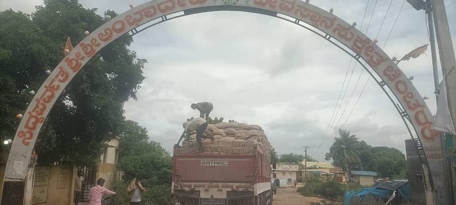ಕವಿತಾಳ ಸಮೀಪದ ಚಿಂಚರಕಿ ಸರ್ಕಾರಿ ಶಾಲೆಗೆ ಸೋಮವಾರ ಪಡಿತರ ಪೂರೈಕೆ ಮಾಡಲಾಯಿತು