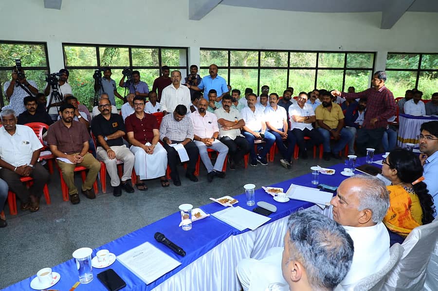 ಭಾಗಮಂಡಲದಲ್ಲಿ ಸೋಮವಾರ ನಡೆದ ಕಾವೇರಿ ಪವಿತ್ರ ತೀರ್ಥೋದ್ಭವ ಜಾತ್ರೆ ಕುರಿತ ಪೂರ್ವಭಾವಿ ಸಭೆಯಲ್ಲಿ ಹೆಚ್ಚಿನ ಸಂಖ್ಯೆಯಲ್ಲಿ ಸಾರ್ವಜನಿಕರು ಭಾಗವಹಿಸಿ ಸಲಹೆಗಳನ್ನು ನೀಡಿದರು