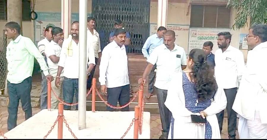 ತೇರದಾಳ ತಾಲ್ಲೂಕಿನ ಕಾಲತಿಪ್ಪಿ ಗ್ರಾಮ ಪಂಚಾಯಿತಿ ಸದಸ್ಯರು, ಮುಖಂಡರು ಗ್ರಾಮ ಪಂಚಾಯಿತಿ ಕಚೇರಿಗೆ  ಬೀಗ ಜಡಿದು ಪ್ರತಿಭಟಿಸಿದರು