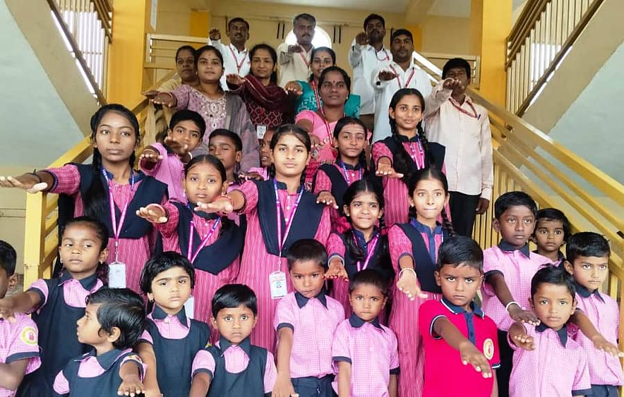 ಕಮಲನಗರ ಪಟ್ಟಣದ ಚನ್ನಬಸವ ಪ್ರಾಥಮಿಕ ಹಾಗೂ ಶಾಂತಿವರ್ಧಕ ಪ್ರೌಢಶಾಲೆಯಲ್ಲಿ ಅಂತರರಾಷ್ಟ್ರೀಯ ಪ್ರಜಾಪ್ರಭುತ್ವ ದಿನದ ಅಂಗವಾಗಿ ಮಕ್ಕಳಿಗೆ ಸಂವಿಧಾನ ಪೀಠಿಕೆ ಬೋಧಿಸಲಾಯಿತು