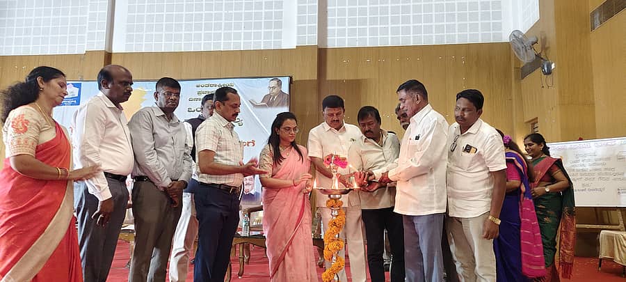 ದೇವನಹಳ್ಳಿಯಲ್ಲಿ ಆಯೋಜಿಸಿದ್ದ ಅಂತರರಾಷ್ಟ್ರೀಯ ಪ್ರಜಾಪ್ರಭುತ್ವ ದಿನಾಚರಣೆಯನ್ನು ಉದ್ಘಾಟಿಸಲಾಯಿತು