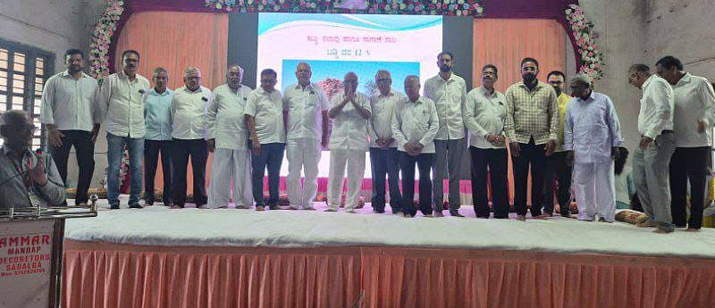 ಚಿಕ್ಕೋಡಿ ತಾಲ್ಲೂಕಿನ ಸದಲಗಾ ಪಟ್ಟಣದ ಸದಲಗಾ ಅರ್ಬನ್ ಸೌಹಾರ್ದ ಸಹಕಾರಿ ಬ್ಯಾಂಕಿನ 64ನೇ ವಾರ್ಷಿಕ ಸಾಮಾನ್ಯ ಸಭೆಯನ್ನು ಅಧ್ಯಕ್ಷ ಪ್ರಕಾಶ ಪಾಟೀಲ ಉದ್ಘಾಟಿಸಿ ಮಾತನಾಡಿದರು. ಈ ಸಂದರ್ಭದಲ್ಲಿ ಬ್ಯಾಂಕಿನ ಉಪಾಧ್ಯಕ್ಷ ಉದಯಕುಮಾರ ಪಾಟೀಲ, ಮುಖ್ಯ ಕಾರ್ಯನಿರ್ವಾಹಕ ಅಧಿಕಾರಿ ಸುನೀಲಕುಮಾರ ಪಾರಿಸಖೋತ ಇತರರು ಇದ್ದರು.