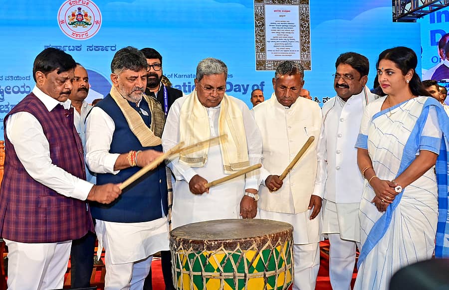 <div class="paragraphs"><p>ಅಂತರರಾಷ್ಟ್ರೀಯ ಪ್ರಜಾಪ್ರಭುತ್ವ ದಿನಾಚರಣೆ ಕಾರ್ಯಕ್ರಮವನ್ನು ಸಚಿವ ಎಚ್.ಸಿ. ಮಹದೇವಪ್ಪ, ಉಪ ಮುಖ್ಯಮಂತ್ರಿ ಡಿ.ಕೆ. ಶಿವಕುಮಾರ್, ಮುಖ್ಯಮಂತ್ರಿ ಸಿದ್ದರಾಮಯ್ಯ, ಸಚಿವ ಕೆ.ಎಚ್. ಮುನಿಯಪ್ಪ ತಮಟೆ ಬಾರಿಸಿ ಉದ್ಘಾಟಿಸಿದರು. ಶಾಸಕ ಎಸ್.ಎನ್. ನಾರಾಯಣಸ್ವಾಮಿ, ಕರ್ನಾಟಕ ಅಲೆಮಾರಿ ಅರೆ ಅಲೆಮಾರಿ ಅಭಿವೃದ್ಧಿ ನಿಗಮದ ಅಧ್ಯಕ್ಷೆ ಪಲ್ಲವಿ ಉಪಸ್ಥಿತರಿದ್ದರು </p></div>