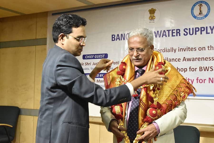ಬೆಂಗಳೂರು ಜಲಮಂಡಳಿಯ ಜಾಗೃತಿ ಸಪ್ತಾಹದಲ್ಲಿ ಲೋಕಾಯುಕ್ತ ನ್ಯಾಯಮೂರ್ತಿ ಬಿ.ಎಸ್.ಪಾಟೀಲ್ ಅವರನ್ನು ಅಧ್ಯಕ್ಷ ರಾಮಪ್ರಸಾತ್‌ ಮನೋಹರ್‌ ಗೌರವಿಸಿದರು.