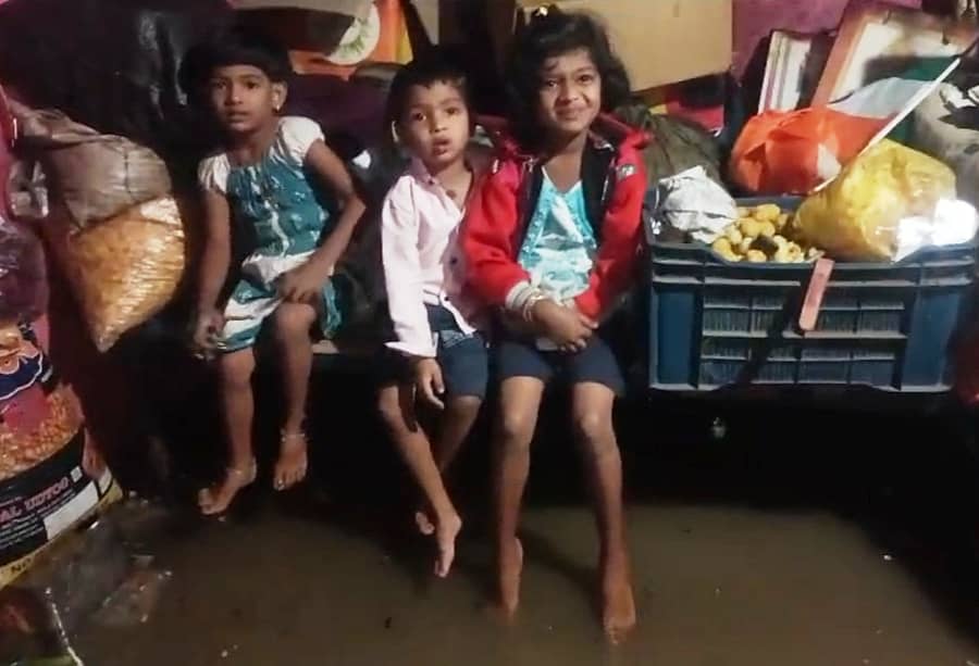 ದೇವರಹಿಪ್ಪರಗಿ ಪಟ್ಟಣದಲ್ಲಿ ಭಾನುವಾರ ರಾತ್ರಿ ಸುರಿದ ಮಳೆಯಿಂದ ವಾರ್ಡ್ ನಂ.1 ರಲ್ಲಿ ಮೇನ್ ಬಜಾರದಲ್ಲಿರುವ ಆನಂದ ಸದಯ್ಯನಮಠ ಎಂಬುವವರ ಮನೆಗೆ ನುಗ್ಗಿದ ಮಳೆ ನೀರು