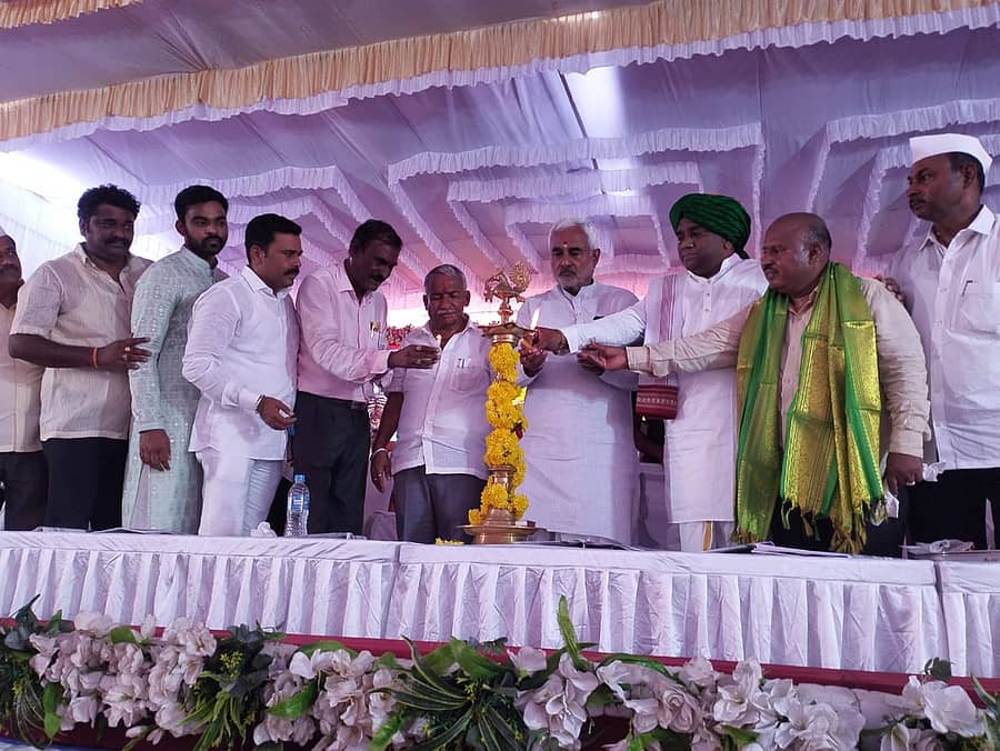 ಮುಧೋಳದ ದಾನಮ್ಮದೇವಿ ದೇವಸ್ಥಾನದಲ್ಲಿ ನಡೆದ ಸಚಿವ ಅರ್.ಬಿ.ತಿಮ್ಮಾಪುರ ಅವರ 64ನೇ ಜನ್ಮದಿನದ ಕಾರ್ಯಕ್ರಮಕ್ಕೆ ಗಣ್ಯರು ಚಾಲನೆ ನೀಡಿದರು