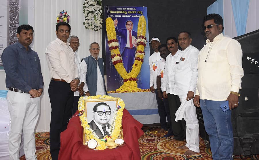 <div class="paragraphs"><p>ಯಾದಗಿರಿಯಲ್ಲಿ ಸೋಮವಾರ ಅಂತರರಾಷ್ಟ್ರೀಯ ಪ್ರಜಾಪ್ರಭುತ್ವ ದಿನಾಚರಣೆ ಕಾರ್ಯಕ್ರಮದಲ್ಲಿ ಡಾ.ಬಿ.ಆರ್. ಅಂಬೇಡರ್ ಅವರ ಭಾವಚಿತ್ರಕ್ಕೆ ಪುಷ್ಪಾರ್ಚನೆ ಮಾಡಲಾಯಿತು.</p></div>