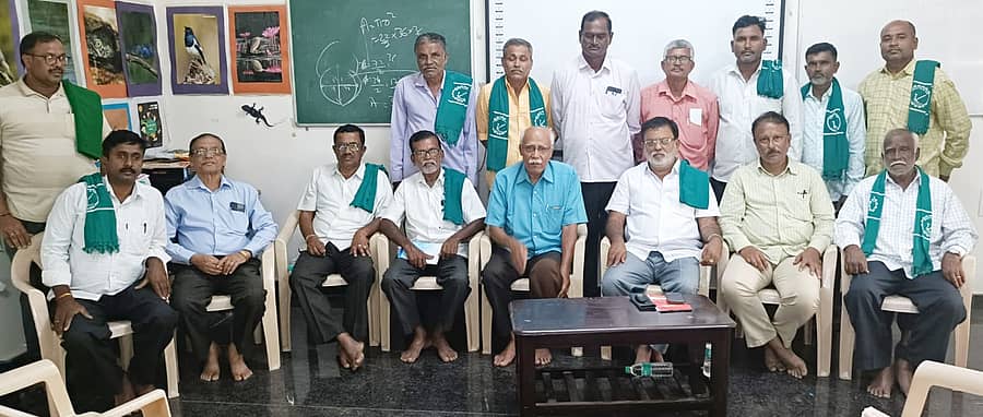 ತುಮಕೂರಿನಲ್ಲಿ ಭಾನುವಾರ ಸಂಯುಕ್ತ ಹೋರಾಟ- ಕರ್ನಾಟಕ ಸಂಘಟನೆ ಸಭೆ ನಡೆಯಿತು. ಪ್ರಮುಖರಾದ ಎ.ಗೋವಿಂದರಾಜು, ಸಿ.ಯತಿರಾಜು, ಎಸ್.ಎನ್.ಸ್ವಾಮಿ, ಡಿ.ಸಿ.ಶಂಕರಪ್ಪ, ಕಂಬೇಗೌಡ, ಗಿರೀಶ್, ಅಜ್ಜಪ್ಪ, ಪಂಡಿತ್ ಜವಾಹರ್, ಕೆ.ಎನ್.ವೆಂಕಟೇಗೌಡ, ರವೀಶ್, ಬೋರೇಗೌಡ ಇತರರು ಉಪಸ್ಥಿತರಿದ್ದರು