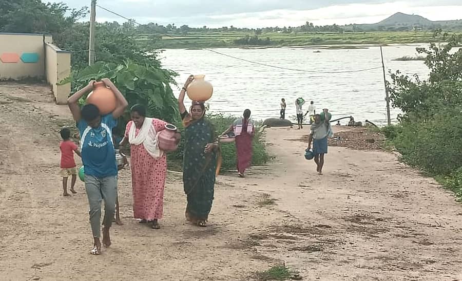 ಹೂವಿನಹಡಗಲಿ ತಾಲ್ಲೂಕು ಬ್ಯಾಲಹುಣ್ಸಿಯ ಜನರು ನದಿಯಿಂದ ನೀರು ತರುತ್ತಿರುವುದು