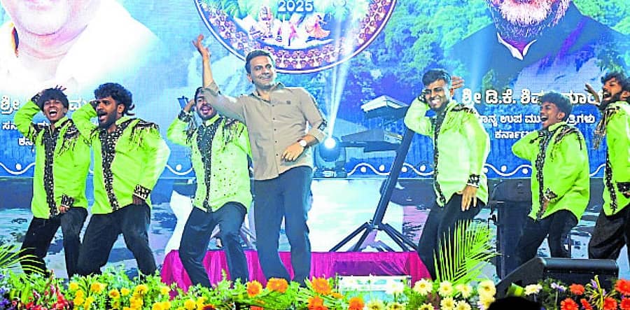 <div class="paragraphs"><p>ಗಗನಚುಕ್ಕಿ ಜಲಪಾತೋತ್ಸವದಲ್ಲಿ ನಟ ಡಾಲಿ ಧನಂಜಯ ನೃತ್ಯ ಮಾಡಿದರು</p></div>