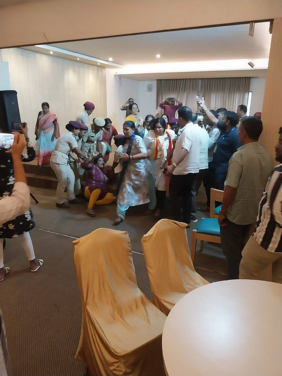 ಕರ್ನಾಟಕ ರಕ್ಷಣಾ ವೇದಿಕೆ ಮಹಿಳಾ ಕಾರ್ಯಕರ್ತೆಯನ್ನು ಪೊಲೀಸರು ವಶಕ್ಕೆ ಪಡೆದರು. 