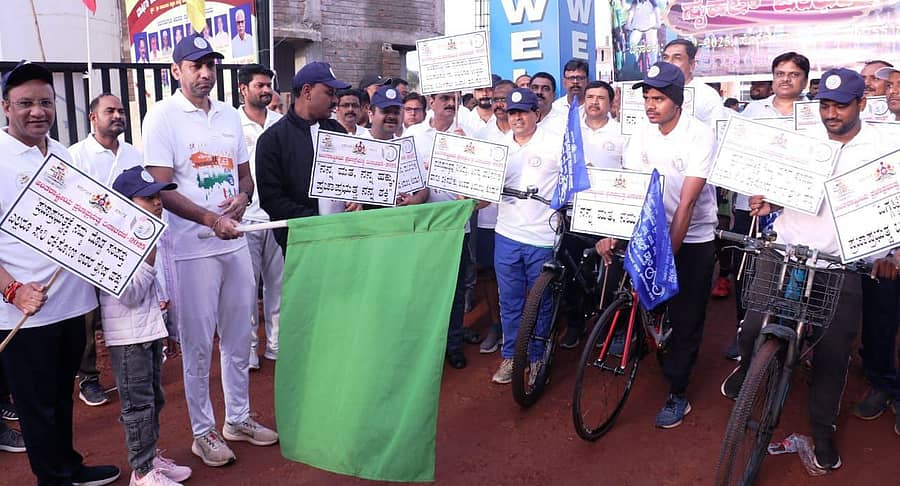 ಬಾಗಲಕೋಟೆಯಲ್ಲಿ ಪ್ರಜಾಪ್ರಭುತ್ವ ದಿನ ಅಂಗವಾಗಿ ಸೋಮವಾರ ಹಮ್ಮಿಕೊಂಡಿದ್ದ ಸೈಕಲ್ ಜಾಥಾಕ್ಕೆ ನ್ಯಾಯಾಧೀಶ ಎನ್‌.ವಿ. ವಿಜಯ್‌ ಚಾಲನೆ ನೀಡಿದರು