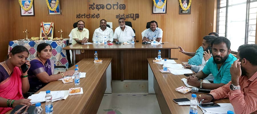 ಚನ್ನಪಟ್ಟಣದ ನಗರಸಭೆ ಸಭಾಂಗಣದಲ್ಲಿ ನಡೆದ ಸಾಮಾನ್ಯ ಸಭೆಯಲ್ಲಿ ಅಧ್ಯಕ್ಷ ವಾಸಿಲ್ ಆಲಿಖಾನ್, ಉಪಾಧ್ಯಕ್ಷ ಲೋಕೇಶ್, ಸ್ಥಾಯಿ ಸಮಿತಿ ಅಧ್ಯಕ್ಷ ಕೋಟೆ ಚಂದ್ರು, ಪೌರಾಯುಕ್ತ ಮಹೇಂದ್ರ ಹಾಜರಿದ್ದರು