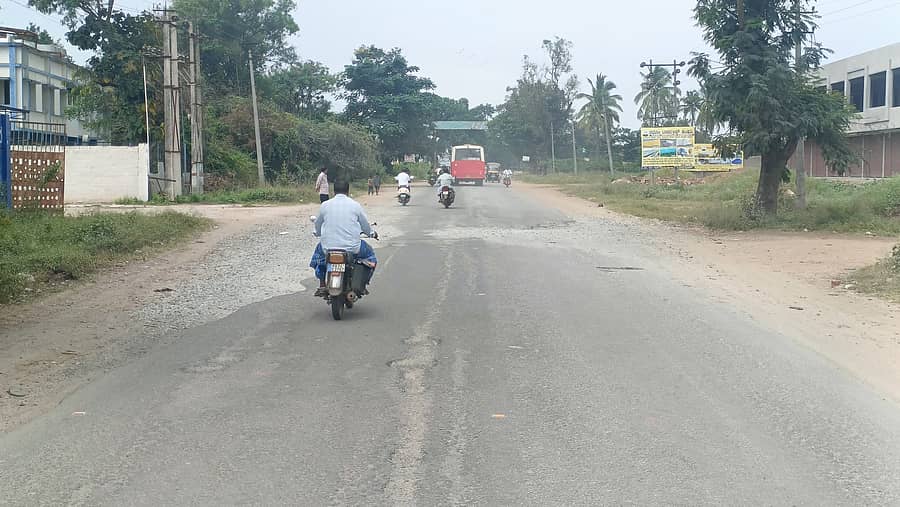 ಹರಿಹರ: ಹರಿಹರ ಹೊರವಲಯದ ಶಿವಮೊಗ್ಗ ಹೆದ್ದಾರಿಯು ಇನ್ನು ಮುಂದೆ ದ್ವಿಪಥದ ಸಿಸಿ ರಸ್ತೆಯಾಗಿ ಅಭಿವೃದ್ಧಿಯಾಗಲಿದೆ.