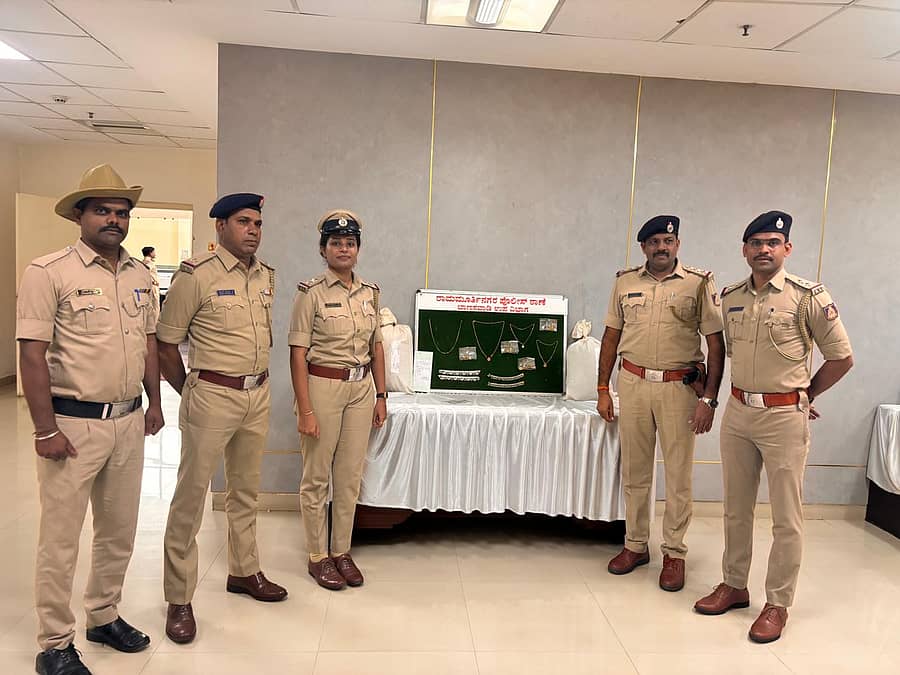 ಆರೋಪಿಗಳಿಂದ ವಶಕ್ಕೆ ಪಡೆದ ಡ್ರಗ್ಸ್ ಅನ್ನು ರಾಮಮೂರ್ತಿನಗರ ಠಾಣೆಯ ಪೊಲೀಸರು ಪರಿಶೀಲಿಸಿದರು