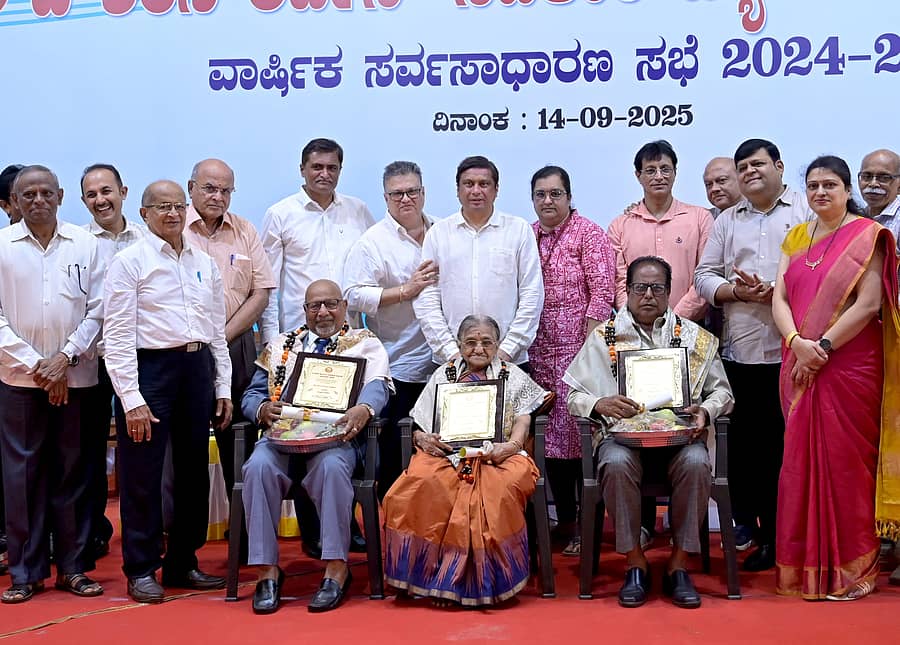 ಶಿರಸಿ ಅರ್ಬನ್ ಬ್ಯಾಂಕ್ ವಾರ್ಷಿಕ ಮಹಾಸಭೆಯಲ್ಲಿ ಹಿರಿಯ ಸದಸ್ಯರನ್ನು ಸನ್ಮಾನಿಸಲಾಯಿತು