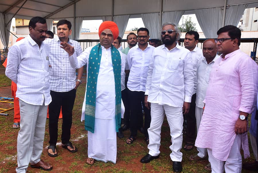 ಹುಬ್ಬಳ್ಳಿಯ ನೆಹರೂ ಮೈದಾನದಲ್ಲಿ ನಡೆಯಲಿರುವ ವೀರಶೈವ ಲಿಂಗಾಯತ ಏಕತಾ ಸಮಾವೇಶದ ಪೂರ್ವ ಸಿದ್ಧತೆಯನ್ನು ದಿಂಗಾಲೇಶ್ವರ ಸ್ವಾಮೀಜಿ ಹಾಗೂ ಅರಣ್ಯ ಸಚಿವ ಈಶ್ವರ ಖಂಡ್ರೆ ಸೋಮವಾರ ಪರಿಶೀಲಿಸಿದರು