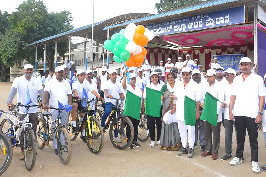 ಅಂತರರಾಷ್ಟ್ರೀಯ ಪ್ರಜಾಪ್ರಭುತ್ವ ದಿನಾಚರಣೆ ಅಂಗವಾಗಿ ಸೋಮವಾರ ಆಯೋಜಿಸಿದ್ದ ಸೈಕಲ್ ಜಾಥಾಕ್ಕೆ ಚಾಲನೆ ಎಸ್.ಎಲ್.ಭೋಜೇಗೌಡ ಚಾಲನೆ ನೀಡಿದರು