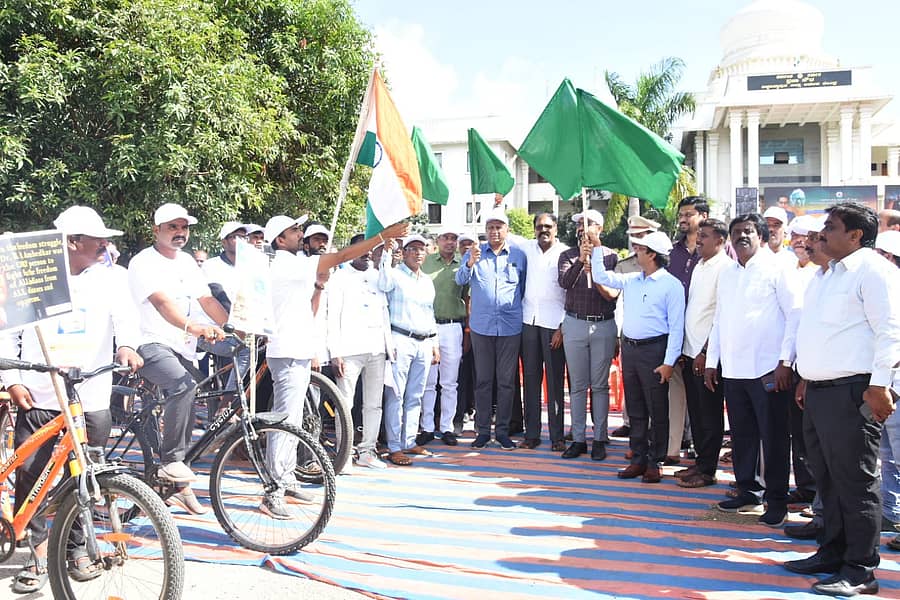 ಚಿಕ್ಕಬಳ್ಳಾಪುರದಲ್ಲಿ ಪ್ರಜಾಪ್ರಭುತ್ವ ದಿನಾಚರಣೆ ಅಂಗವಾಗಿ ಹಮ್ಮಿಕೊಂಡಿದ್ದ ಸೈಕಲ್ ರ್ಯಾಲಿಗೆ ಜಿಲ್ಲಾ ಉಸ್ತುವಾರಿ ಸಚಿವ ಡಾ.ಎಂ.ಸಿ.ಸುಧಾಕರ್ ಚಾಲನೆ ನೀಡಿದರು