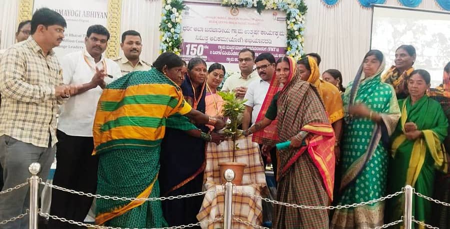 ಸಂಡೂರಿನ ವಾಲ್ಮೀಕಿ ಭವನದಲ್ಲಿ ತಾಲ್ಲೂಕು ಆಡಳಿತದಿಂದ ಸೋಮವಾರ ನಡೆದ ಧರ್ತಿ ಆಬಾ ಜನಜಾತೀಯ ಗ್ರಾಮ ಉತ್ಕರ್ಷ ಕಾರ್ಯಕ್ರಮಕ್ಕೆ ಗಣ್ಯರು ಚಾಲನೆ ನೀಡಿದರು