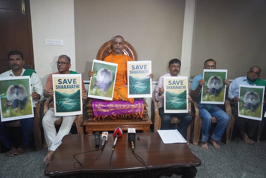 ಶರಾವತಿ ಭೂಗತ ವಿದ್ಯುತ್ ಯೋಜನೆಯಿಂದಾಗುವ ದುಷ್ಪರಿಣಾಮಗಳ ಕುರಿತ ಮಾಹಿತಿ ಹಂಚಿಕೊಳ್ಳಲು ಹೊನ್ನಾವರ ತಾಲ್ಲೂಕಿನ ಶ್ರೀ ಕ್ಷೇತ್ರ ಬಂಗಾರಮಕ್ಕಿಯಲ್ಲಿ ಸೋಮವಾರ ನಡೆದ ಕಾರ್ಯಕ್ರಮದಲ್ಲಿ ಗಣ್ಯರು 'ಶರಾವತಿ ಉಳಿಸಿ' ಭಿತ್ತಿಪತ್ರ ಪ್ರದಶರ್ಿಸಿದರು.