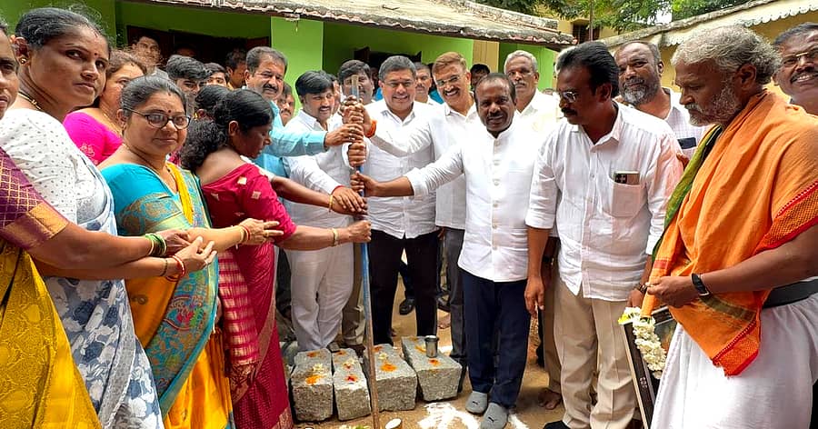 ಮೊಳಕಾಲ್ಮುರಿನಲ್ಲಿ ಸೋಮವಾರ ನೂತನ ಸರ್ಕಾರಿ ಬಾಲಕಿಯರ ಪ್ರೌಢಶಾಲಾ ಕಟ್ಟಡಕ್ಕೆ ವಿಧಾನ ಪರಿಷತ್ ಮುಖ್ಯ ಸಚೇತಕ ಎಂ. ರವಿಕುಮಾರ್ ಶಂಕುಸ್ಥಾಪನೆ ಮಾಡಿದರು