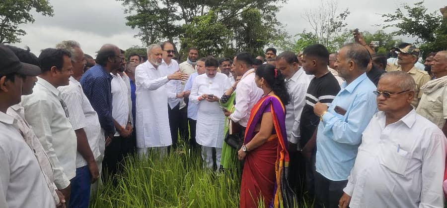 ಹಳಿಯಾಳ ತಾಲ್ಲೂಕಿನ ಮದ್ನಳ್ಳಿ ಗ್ರಾಮದಲ್ಲಿ ಅತಿವೃಷ್ಟಿ ಹಾಗೂ ಅನಾವೃಷ್ಟಿಯಿಂದ ರೈತರ ಬೆಳೆಗಳು ಹಾಳಾಗಿರುವುದನ್ನು ಸಂಸದ ವಿಶ್ವೇಶ್ವರ ಹೆಗಡೆ ಕಾಗೇರಿ ಪರಿಶೀಲಿಸಿದರು