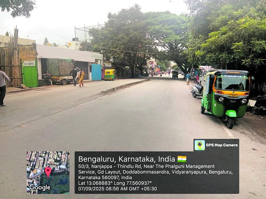 <div class="paragraphs"><p>ರಸ್ತೆಯ ಮಧ್ಯದಲ್ಲಿರುವ ವಿಭಜಕ</p></div>