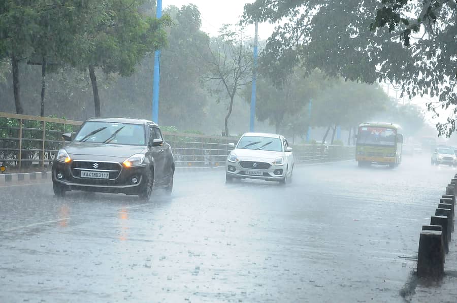 ತುಮಕೂರಿನಲ್ಲಿ ಸೋಮವಾರ ಮಳೆಯಲ್ಲಿ ಸಾಗಿದ ವಾಹನಗಳು