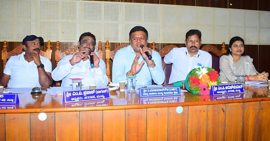 ನಗರಸಭೆಯ ಧರಣಪ್ಪ ಸಭಾಂಗಣದಲ್ಲಿ ಅಧ್ಯಕ್ಷ ಎಂ.ವಿ.ಪ್ರಕಾಶ್ (ನಾಗೇಶ್) ಅವರ ಅಧ್ಯಕ್ಷತೆಯಲ್ಲಿ ಕರೆದಿದ್ದ ಸಾಮಾನ್ಯ ಸಭೆಯಲ್ಲಿ ಶಾಸಕ ಪಿ.ರವಿಕುಮಾರ್ ಅವರು ಮಾತನಾಡಿದರು