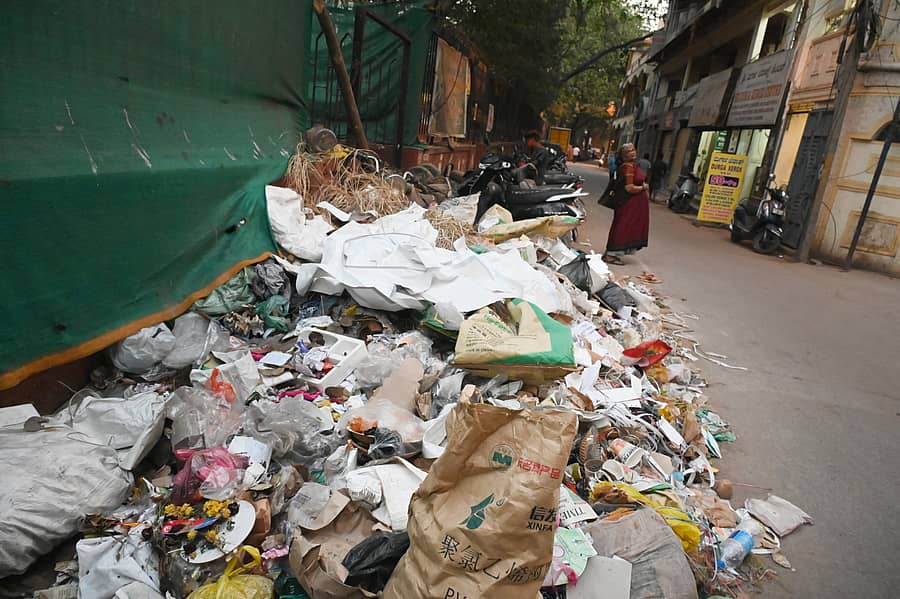 ರಸ್ತೆಯಲ್ಲಿ ಕಸ