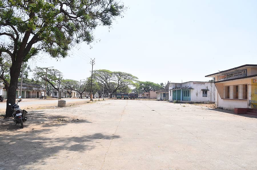 ಹಾವೇರಿ ಗುತ್ತಲ ರಸ್ತೆಯಲ್ಲಿರುವ ಹತ್ತಿ ಮಾರುಕಟ್ಟೆ