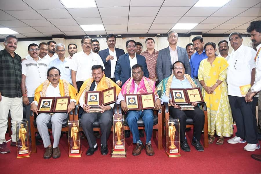 ಗ್ರೇಟರ್ ಬೆಂಗಳೂರು ಪ್ರಾಧಿಕಾರ- ಪಾಲಿಕೆಗಳ ಅಧಿಕಾರಿ ಮತ್ತು ನೌಕರರ ಕ್ಷೇಮಾಭಿವೃದ್ದಿ ಸಂಘದ ವತಿಯಿಂದ ಸರ್ ಎಂ. ವಿಶ್ವೇಶ್ವರಯ್ಯ ಪ್ರಶಸ್ತಿ ಪ್ರದಾನ ಮಾಡಲಾಯಿತು