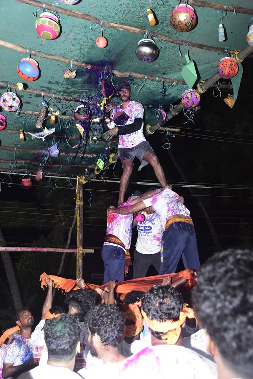 ಕದ್ರಿ ಕಂಬಳ ರಸ್ತೆಯಲ್ಲಿ ನಡೆದ ಮೊಸರು ಕುಡಿಕೆ ವೈಭವ