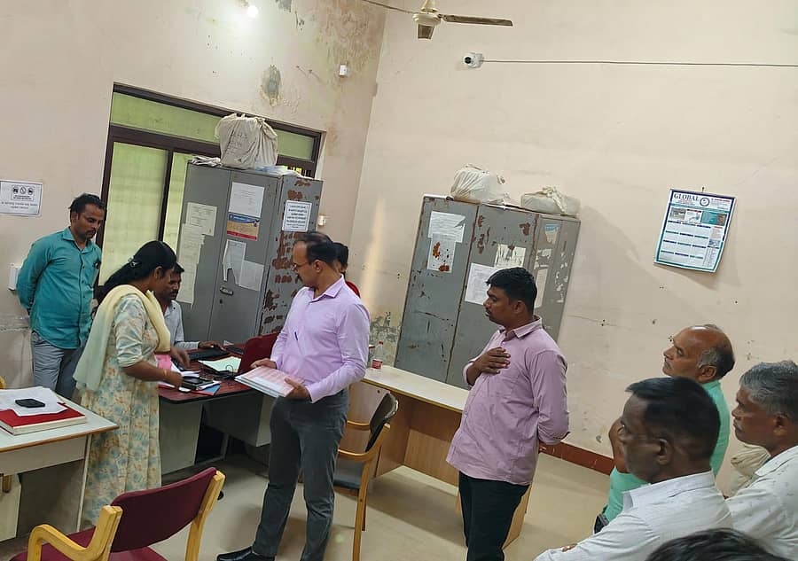 <div class="paragraphs"><p>ಕಲಬುರಗಿ ಮಹಾನಗರ ಪಾಲಿಕೆಗೆ ಸೇರಿದ ಕಚೇರಿಯಲ್ಲಿ ಕಲಬುರಗಿ ಲೋಕಾಯುಕ್ತ ಎಸ್ಪಿ ಸಿ.ಸಿದ್ದರಾಜು ಅವರು ಸೋಮವಾರ ದಾಖಲೆಗಳನ್ನು ಪರಿಶೀಲಿಸಿದರು</p></div>