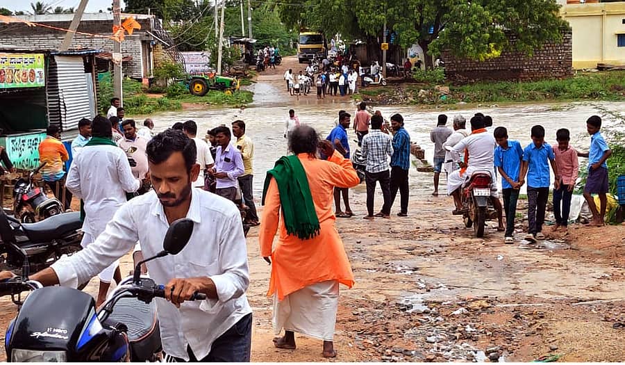 ಹುಣಸಗಿ ತಾಲ್ಲೂಕಿನ ಗೆದ್ದಲಮರಿ ಹಳ್ಳ ತುಂಬಿ ಹರಿಯುತ್ತಿರುವ ಪರಿಣಾಮ ಗೆದ್ದಲಮರಿ–ಬಲಶೆಟ್ಟಿಹಾಳ ಸಂಪರ್ಕ ಕಡಿತವಾಗಿರುವುದು