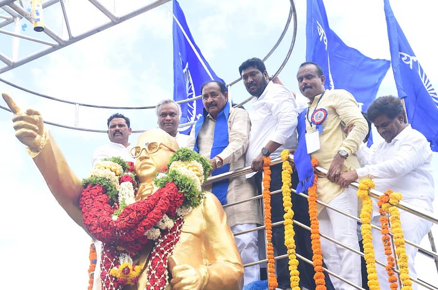 <div class="paragraphs"><p>ಕಲಬುರಗಿ ತಾಲ್ಲೂಕಿನ ಕೆರಿಭೋಸಗಾ ಗ್ರಾಮದಲ್ಲಿ ಡಾ.ಬಿ.ಆರ್.ಅಂಬೇಡ್ಕರ್ ಪ್ರತಿಮೆಯನ್ನು ಸಚಿವ ಪ್ರಿಯಾಂಕ್ ಖರ್ಗೆ ಲೋಕಾರ್ಪಣೆ ಮಾಡಿದರು. ರಾಜು ಕಪನೂರ, ಅಲ್ಲಮಪ್ರಭು ಪಾಟೀಲ, ರಾಜೀವ ಜಾನೆ, ಸಂತೋಷ ಪಾಟೀಲ, ನೀಲಕಂಠರಾವ್ ಮೂಲಗೆ ಭಾಗವಹಿಸಿದ್ದರು</p></div>