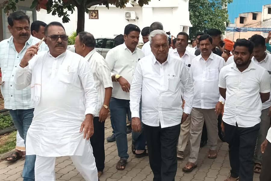 ವಿಧಾನಸಭೆಯ ಉಪಸಭಾಧ್ಯಕ್ಷ ರುದ್ರಪ್ಪ ಲಮಾಣಿ ಮತ್ತು ತಾಂಡಾ ಅಭಿವೃದ್ಧಿ ನಿಗಮದ ಅಧ್ಯಕ್ಷ ಎನ್.ಜಯದೇವ ನಾಯ್ಕ ಸಭೆಯಿಂದ ಹೊರನಡೆದ ಸಂದರ್ಭ