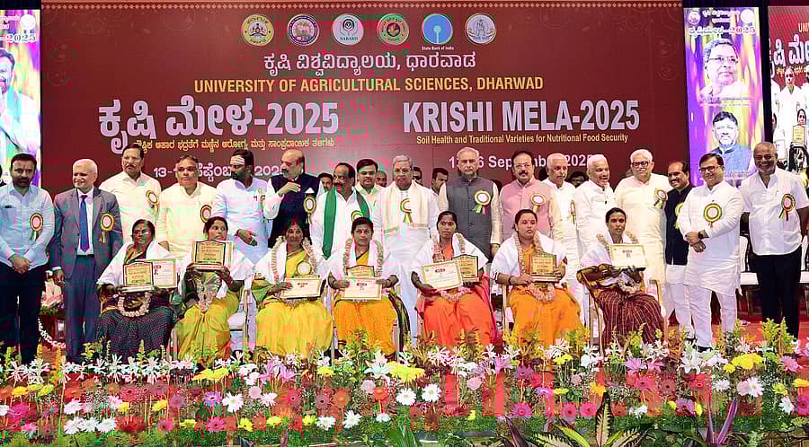 ಧಾರವಾಡದಲ್ಲಿ ನಡೆದ ಕೃಷಿ ಮೇಳದ ಕಾರ್ಯಕ್ರಮದಲ್ಲಿ ಮುಖ್ಯಮಂತ್ರಿ ಸಿದ್ದರಾಮಯ್ಯ ಮತ್ತು ಸಚಿವರ ಸಮ್ಮುಖದಲ್ಲಿ ಸಾಧಕ ರೈತ ಮಹಿಳೆಯರನ್ನು ಸನ್ಮಾನಿಸಲಾಯಿತು.