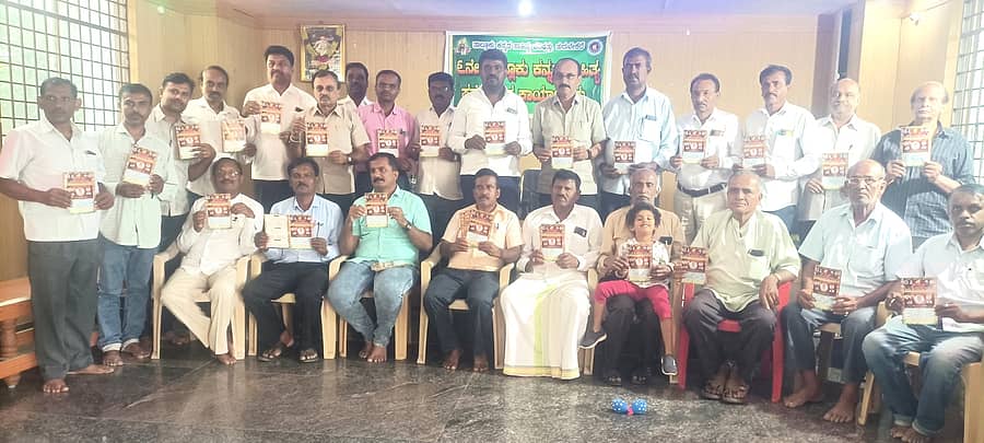 ತುರುವೇಕೆರೆಯಲ್ಲಿ ಸಮ್ಮೇಳದ ಪೂರ್ವಭಾವಿಯಾಗಿ ಕಸಾಪ ತಾಲ್ಲೂಕು ಅಧ್ಯಕ್ಷ ಡಿ.ಪಿರಾಜು ಆಹ್ವಾನ ಪತ್ರಿಕೆ ಬಿಡುಗಡೆಗೊಳಿಸಿದರು
