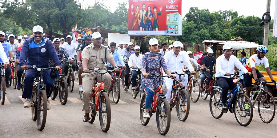 ಬೀದರ್ ನಗರದಲ್ಲಿ ಜಿಲ್ಲಾಧಿಕಾರಿ ಶಿಲ್ಪಾ ಶರ್ಮಾ ಅವರು ಸೈಕಲ್ ಜಾಥಾಕ್ಕೆ ಚಾಲನೆ ನೀಡಿದರು
