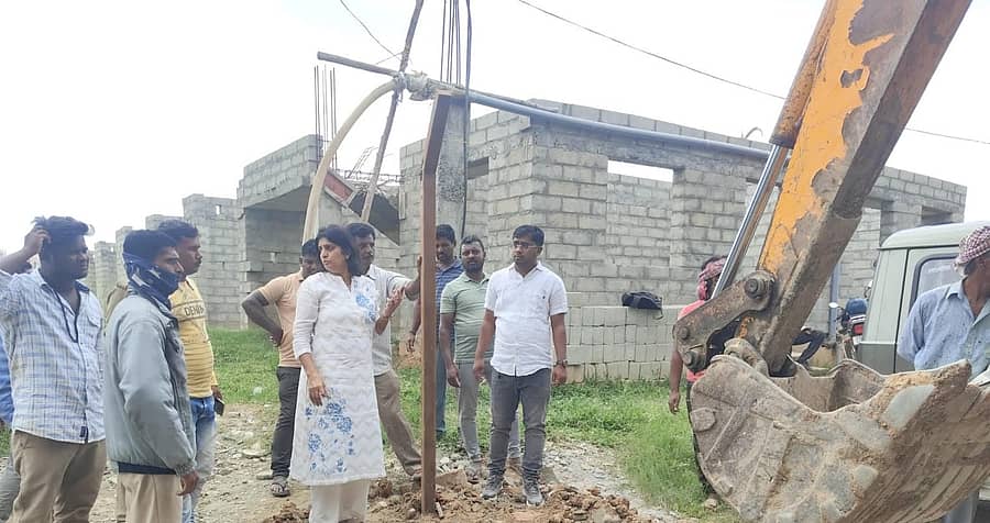 ಚಿಕ್ಕಬೆಳ್ಳಂದೂರು ಕೆರೆಯಲ್ಲಿನ ಒತ್ತುವರಿಯನ್ನು ಬಿಡಬ್ಲ್ಯುಸಿಸಿ ಸಿಬ್ಬಂದಿ ತೆರವುಗೊಳಿಸಿದರು