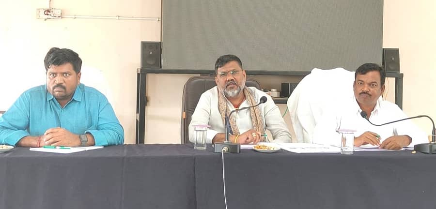 ಮಸ್ಕಿ ತಾಲ್ಲೂಕು ಪಂಚಾಯಿತಿ ಸಭಾಂಗಣದಲ್ಲಿ ಸೋಮವಾರ ನಡೆದ ಪಂಚಾಯಿತಿ ಅಭಿವೃದ್ಧಿ ಅಧಿಕಾರಿಗಳ ಸಭೆಯಲ್ಲಿ ಶಾಸಕ ಆರ್. ಬಸನಗೌಡ ತುರ್ವಿಹಾಳ ಮಾತನಾಡಿದರು