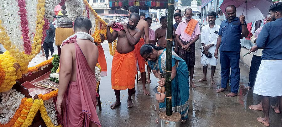 ಕುಕ್ಕೆ ದೇವಳದಲ್ಲಿ ಶ್ರೀಕೃಷ್ಣಾಷ್ಟಮಿ ಮತ್ತು ಮೊಸರು ಕುಡಿಕೆ ಉತ್ಸವವನ್ನು ಸಂಪ್ರದಾಯದಂತೆ ಸೋಮವಾರ ಆಚರಿಸಲಾಯಿತು