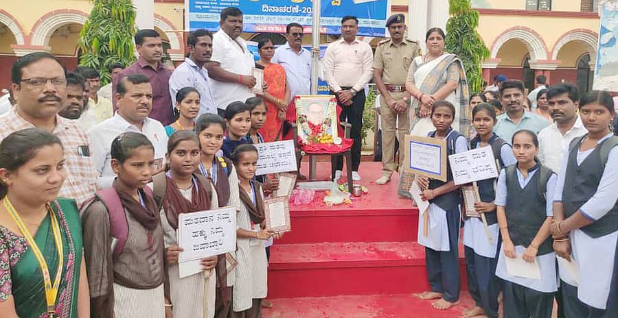 ಮುಂಡರಗಿ ಪಟ್ಟಣದ ತಹಶೀಲ್ದಾರ್ ಕಾರ್ಯಾಲಯದಲ್ಲಿ ಹಮ್ಮಿಕೊಂಡಿದ್ದ ಅಂತರರಾಷ್ಟ್ರೀಯ ಪ್ರಜಾಪ್ರಭುತ್ವ ದಿನಾಚರಣೆಯಲ್ಲಿ ವಿವಿಧ ಇಲಾಖೆಯ ಅಧಿಕಾರಿಗಳು, ವಿದ್ಯಾರ್ಥಿಗಳು ಪಾಲ್ಗೊಂಡಿದ್ದರು