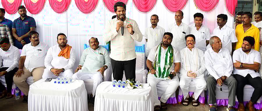 ಕಲಬುರಗಿಯ ಎಪಿಎಂಸಿ ಯಾರ್ಡ್ನಲ್ಲಿ ನಡೆದ ರೈತರ ಜೊತೆಗಿನ ಸಂವಾದದಲ್ಲಿ ನಿಖಿಲ್ ಕುಮಾರಸ್ವಾಮಿ ಮಾತನಾಡಿದರು. ಜೆಡಿಎಸ್ ಜಿಲ್ಲಾಧ್ಯಕ್ಷ ಬಾಲರಾಜ್ ಗುತ್ತೇದಾರ ಸೇರಿ ಹಲವರು ಪಾಲ್ಗೊಂಡಿದ್ದರು