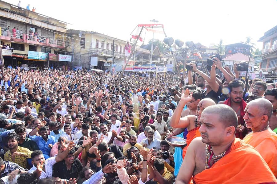 <div class="paragraphs"><p>ವಿಟ್ಲ ಪಿಂಡಿ ಮಹೋತ್ಸವದ ವೇಳೆ ಉಡುಪಿಯ ಕೃಷ್ಣಮಠದ ರಥಬೀದಿಯಲ್ಲಿ ನೆರೆದಿದ್ದ ಭಕ್ತರತ್ತ ಪರ್ಯಾಯ ಪುತ್ತಿಗೆ ಮಠದ ಉಭಯ ಶ್ರೀಪಾದರು ಲಡ್ಡು, ಚಕ್ಕುಲಿ ಎಸೆದರು&nbsp;&nbsp;&nbsp;</p></div>